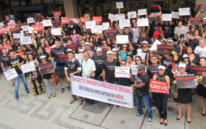 SINDSEMPMG requer devolução de salários descontados indevidamente em razão de greve