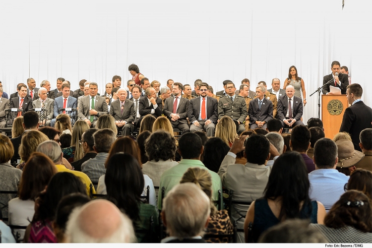 Advogada do SINDSEMPMG recebe Medalha JK em Diamantina