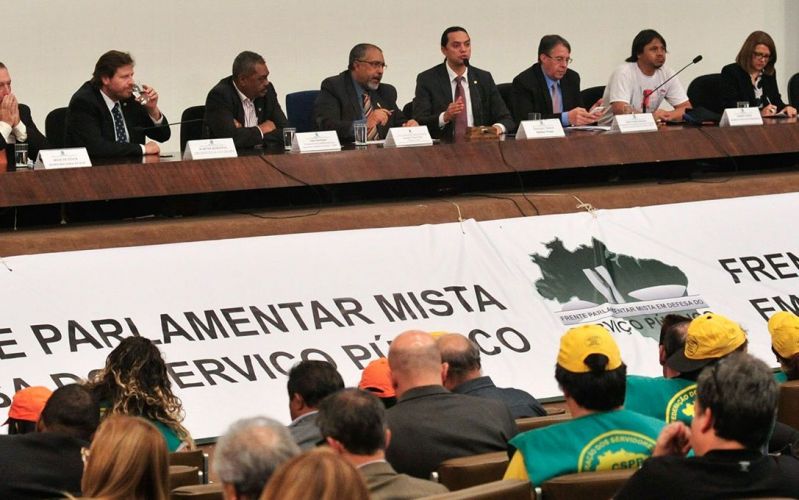 Deputados e senadores se unem para formar frente de defesa dos servidores públicos