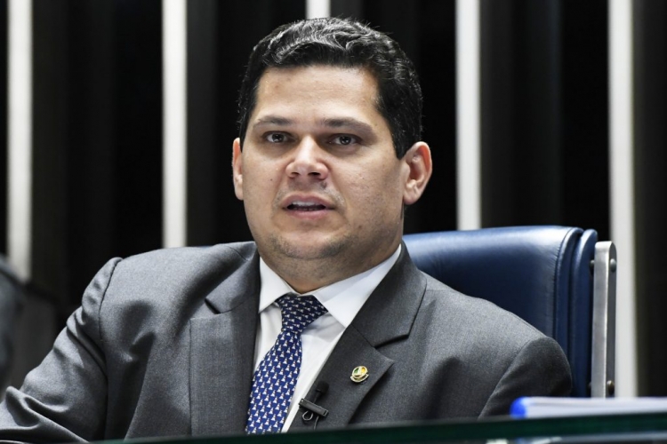Presidente do Senado anuncia votação na CCJ nesta quarta de PEC sobre estados e municípios