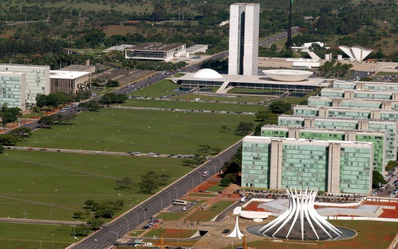 Funcionalismo perdeu 100 mil servidores em 30 anos. População cresceu 30%