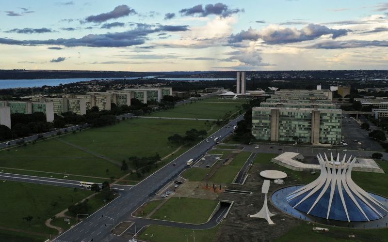 Municípios, estados e União terão 1 milhão de cargos para livre nomeação na reforma administrativa