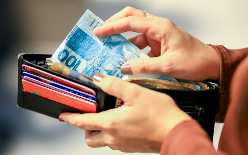 Endividamento e inadimplência crescem em agosto, diz CNC