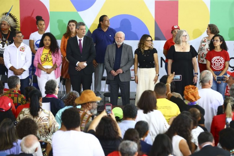 Presidente assina decreto que cria o Conselho de Participação Social