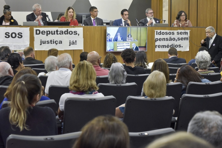 Zema quer acabar com a aposentadoria e pensão de servidores da antiga Minascaixa