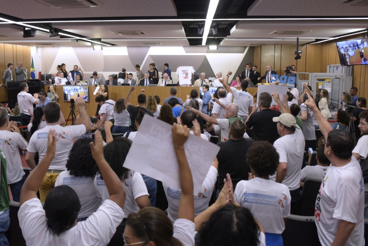 Oposição questiona governo sobre pontos considerados obscuros do RRF